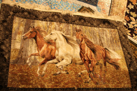 躍動感溢れる馬の絨毯！