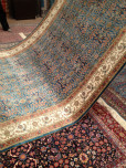 シルク絨毯〜光沢が美しく、相当高価な品です